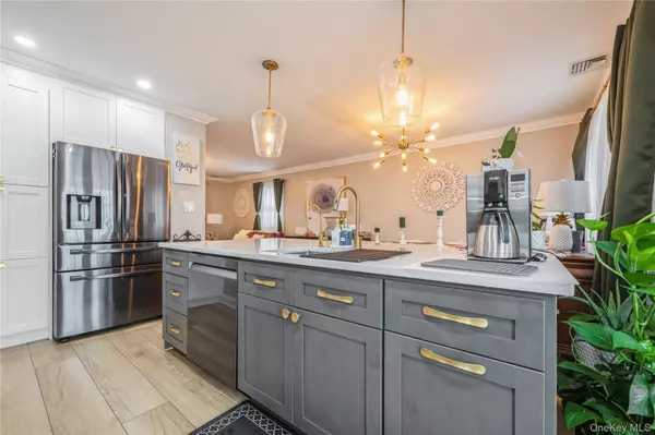 Valley Stream, NY 11580,48 Margaret DR
