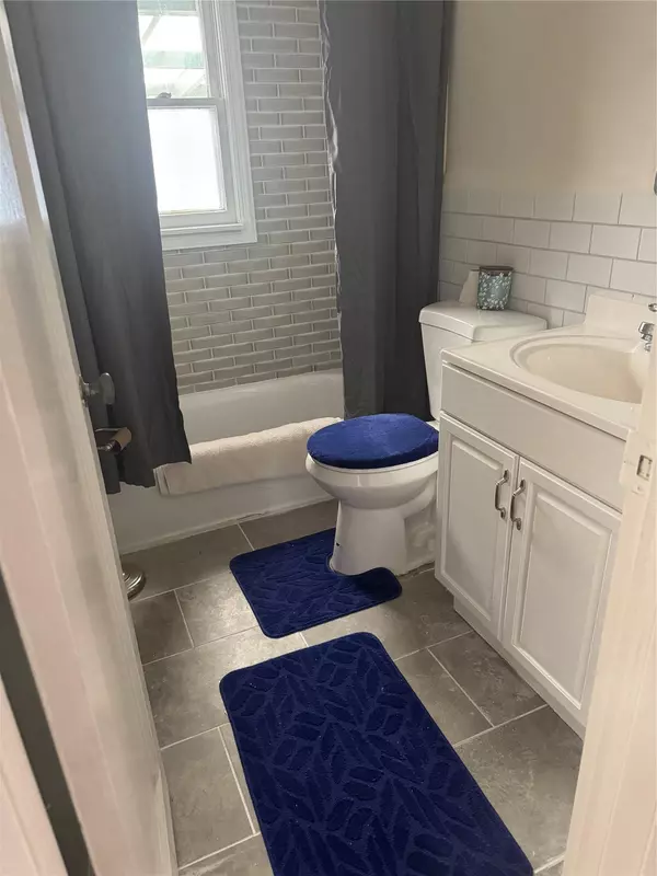 Farmingdale, NY 11735,20 Hemlock DR