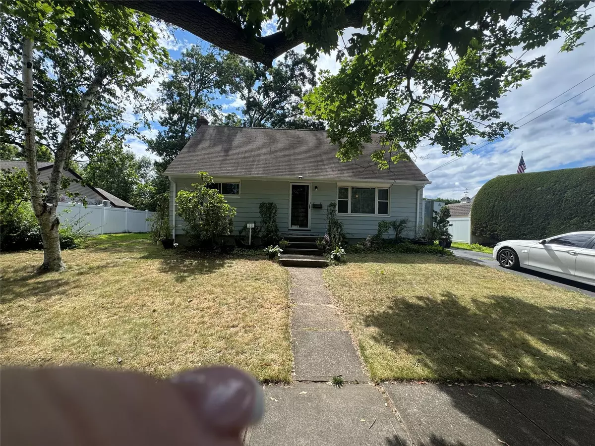 Farmingdale, NY 11735,20 Hemlock DR