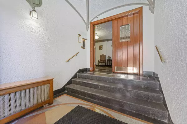 Scarsdale, NY 10583,105 Garth RD #4J