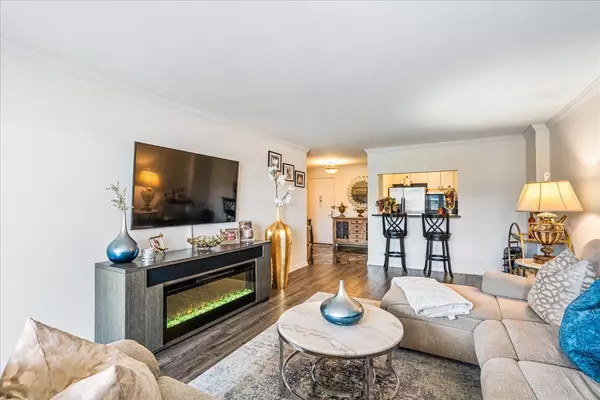 Bayside, NY 11360,17-85 215 ST #16J