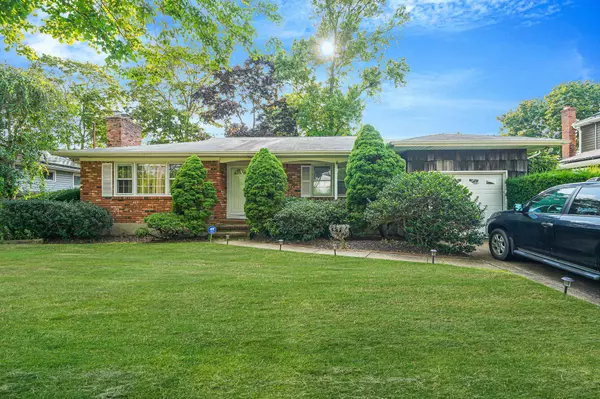 108 Barrett AVE, Bayport, NY 11705