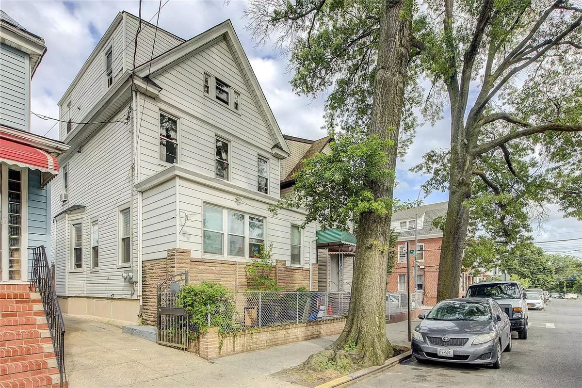 Corona, NY 11368,3763 99th ST