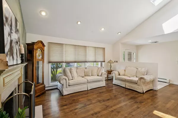 Glen Cove, NY 11542,3 Sherman RD