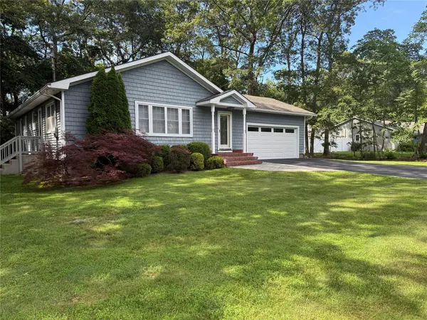 East Moriches, NY 11940,17 E Moriches BLVD