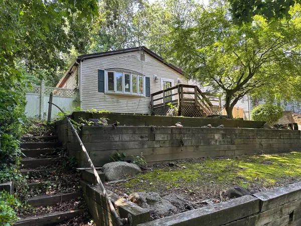 12 Hampton RD, Sound Beach, NY 11789