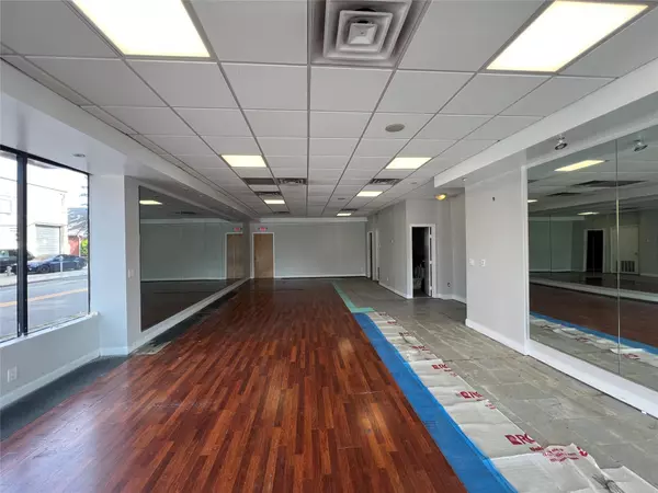 Floral Park, NY 11001,204 Jericho TPKE