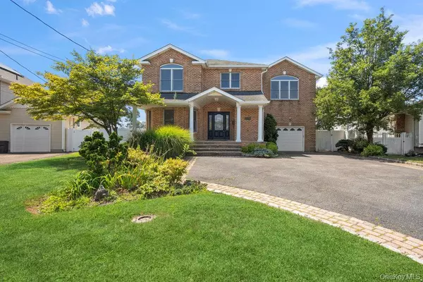 70 S Crescent DR, Farmingdale, NY 11735