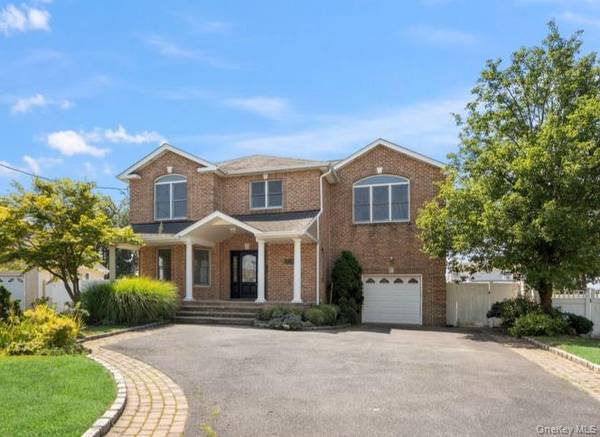 70 S Crescent DR,  Farmingdale,  NY 11735