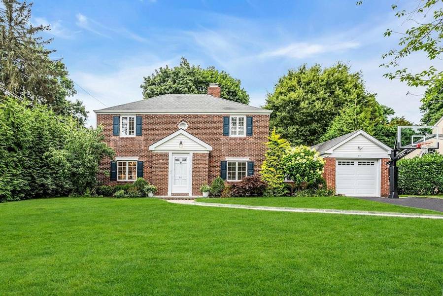 63 Hilltop DR, Manhasset, NY 11030