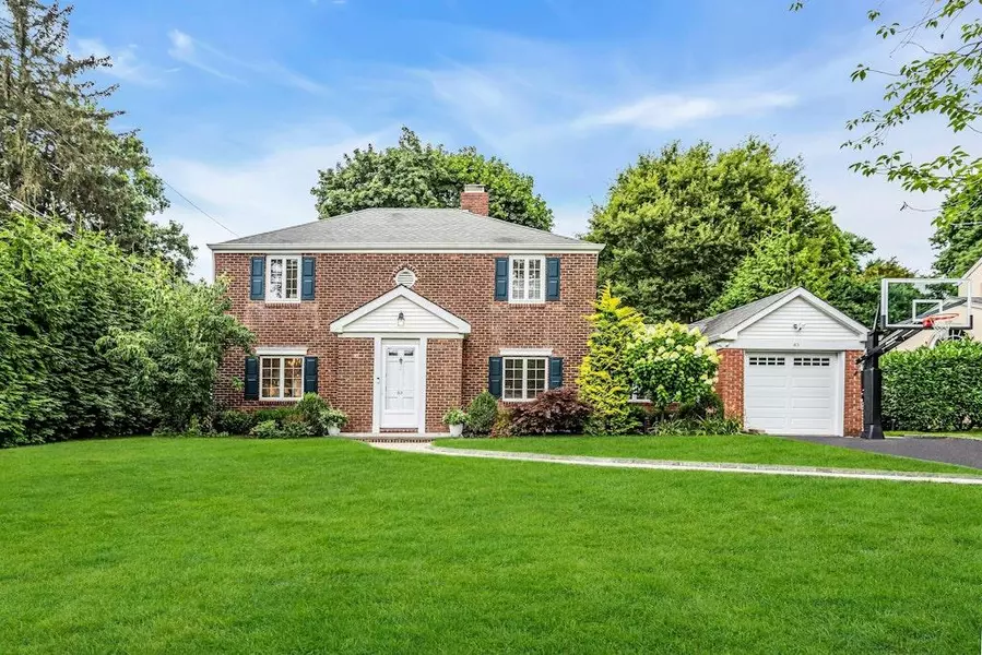 63 Hilltop DR, Manhasset, NY 11030