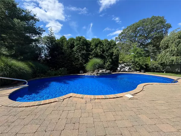 Woodbury, NY 11797,17 Harvard DR