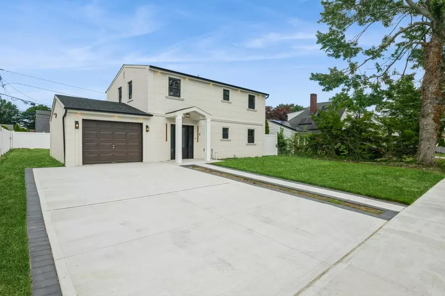 5 Thimble LN, Hicksville, NY 11801