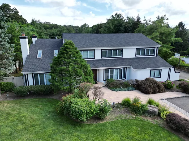 55 Westwood CT, Woodbury, NY 11797