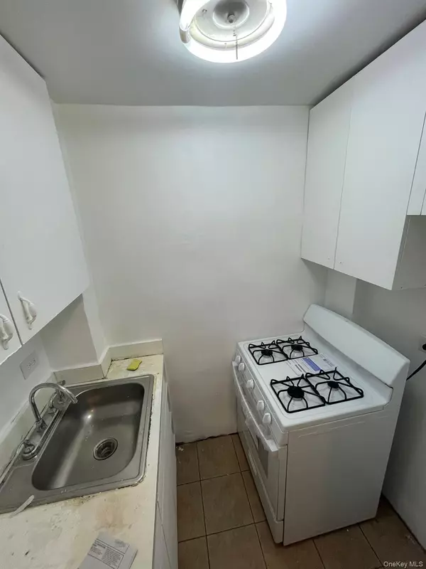 Elmhurst, NY 11373,83-25 Vietor AVE #1D