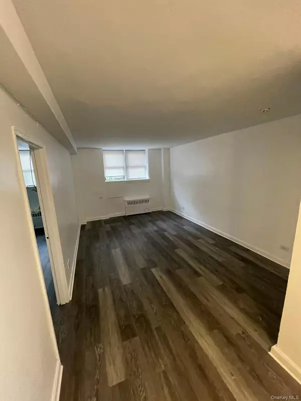 Elmhurst, NY 11373,83-25 Vietor AVE #1D