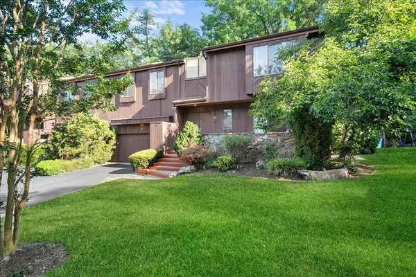 Albertson, NY 11507,10 Morley CT