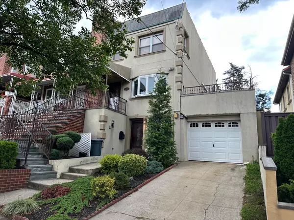 54-45 63rd PL, Maspeth, NY 11378