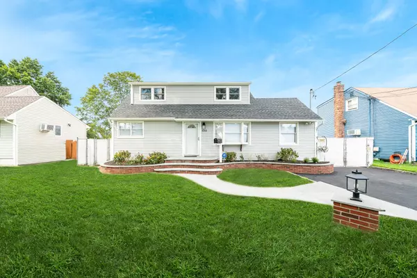 448 37th ST, Lindenhurst, NY 11757