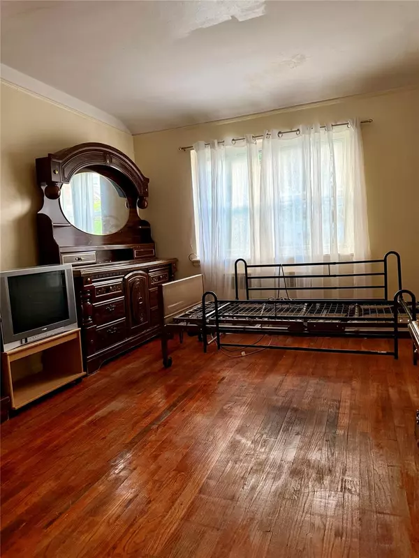 Queens Village, NY 11427,214-37 hillside AVE #B