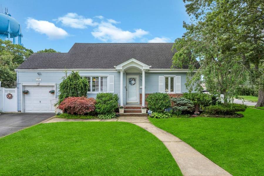 100 Brendan AVE, Massapequa Park, NY 11762