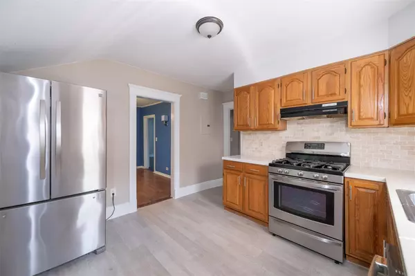 Pelham, NY 10803,1078 Washington AVE #2