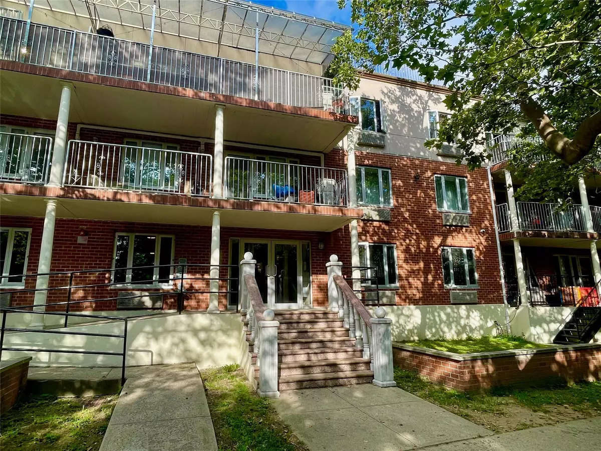 Forest Hills, NY 11375,6434 Grand Central Pkwy #1F