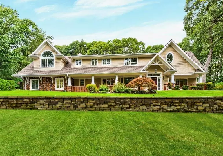 8 Ponderosa DR, Melville, NY 11747