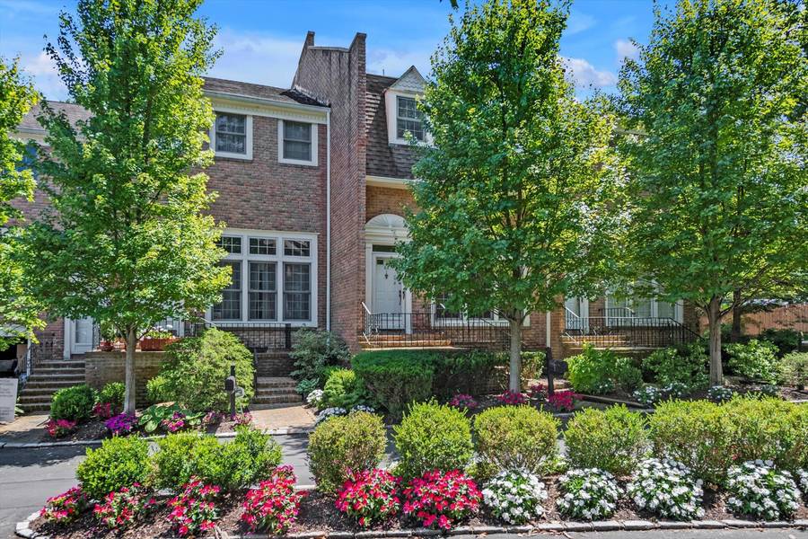 62 Marjorie CT, Manhasset, NY 11030