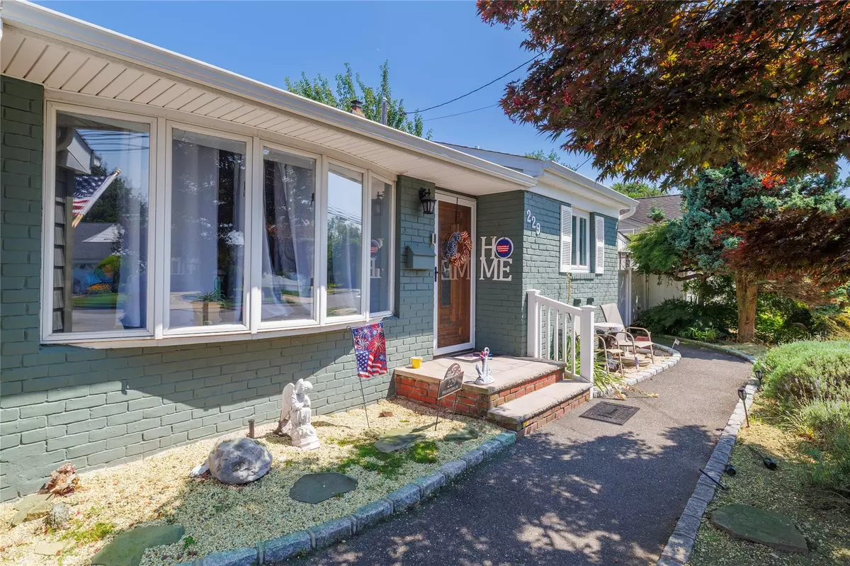 Massapequa Park, NY 11762,229 Philadelphia AVE
