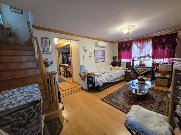 Bayside, NY 11361,33-15 208th ST