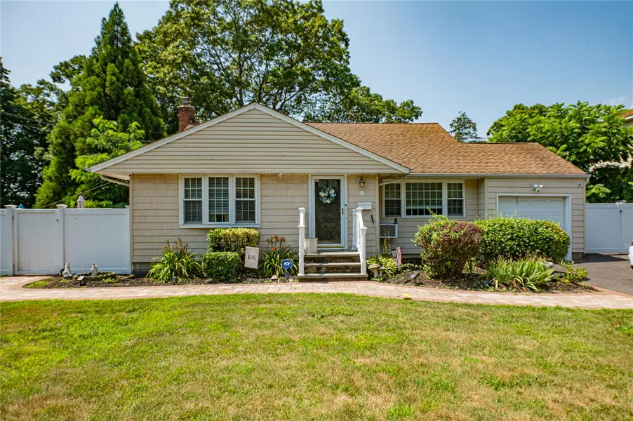 684 Pat DR, West Islip, NY 11795