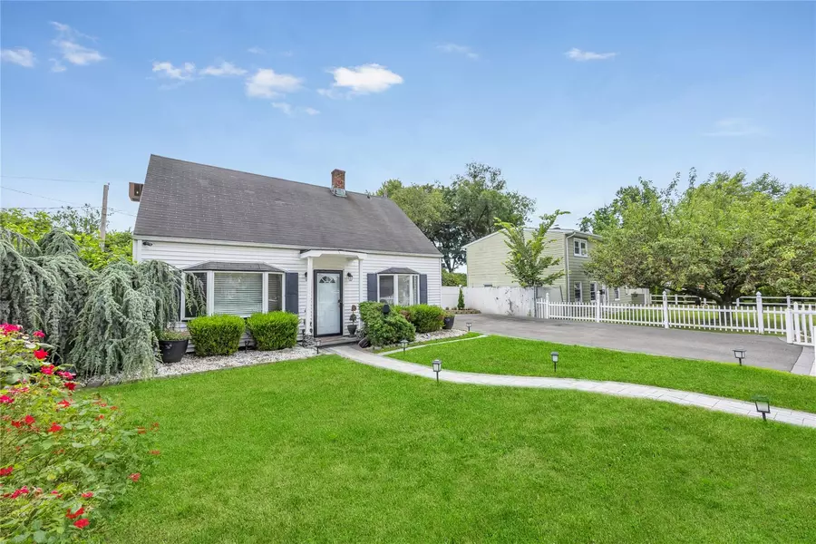 71 Slate LN, Levittown, NY 11756