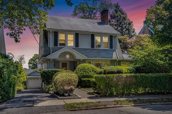 57 Faneuil PL, New Rochelle, NY 10801