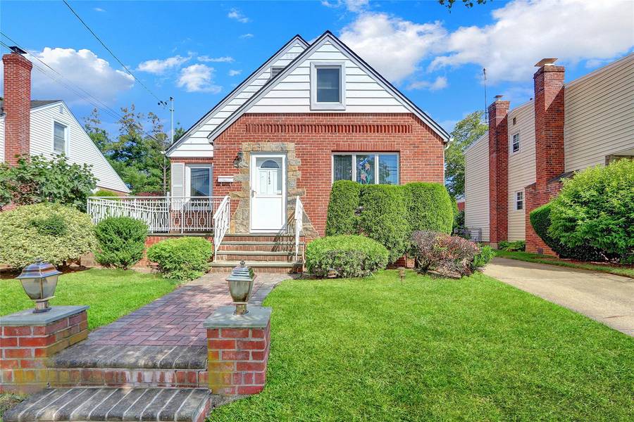 142 Kamda BLVD, New Hyde Park, NY 11040
