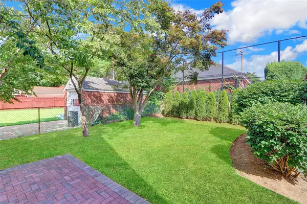 New Hyde Park, NY 11040,142 Kamda BLVD