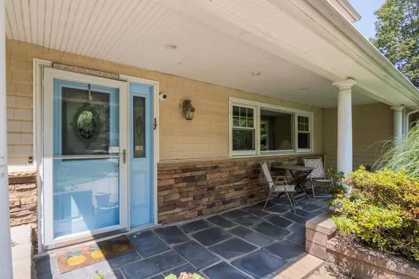 Huntington, NY 11743,17 Andover PL