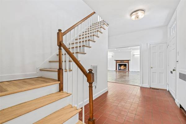 Old Westbury, NY 11568,203B Store Hill Road