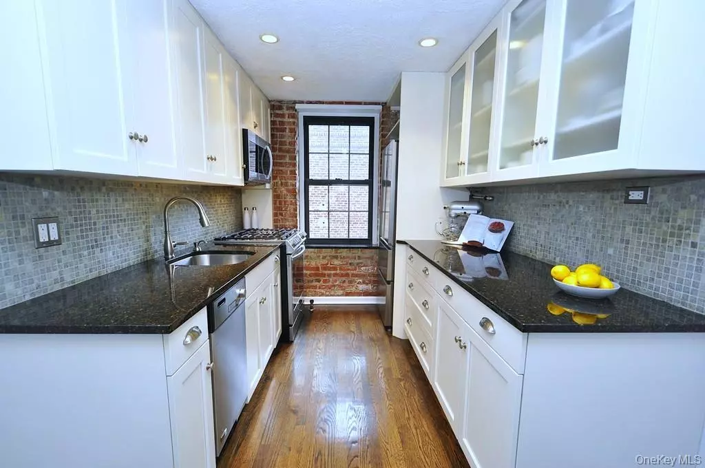 Scarsdale, NY 10583,105 Garth RD #1L