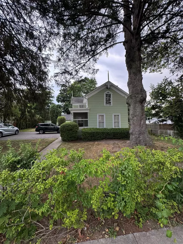 Riverhead, NY 11901,627 Roanoke AVE