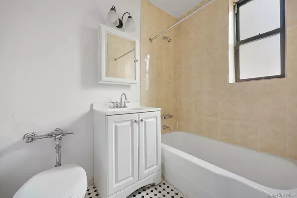 Bronx, NY 10458,3184 Grand Concourse #4J