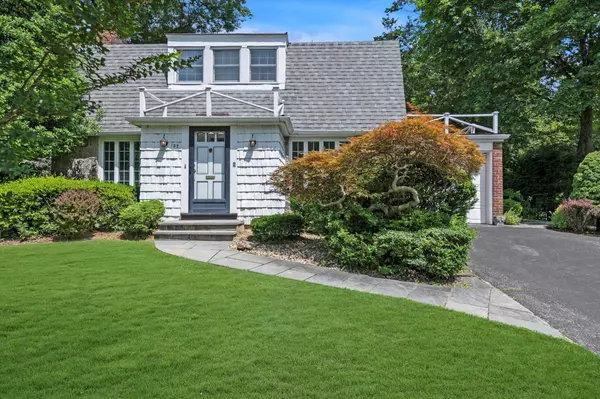 137 Salem RD, Roslyn Heights, NY 11577