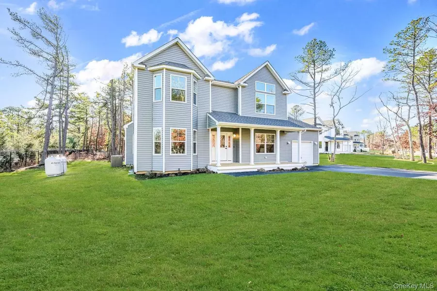 2 Mill LN, Medford, NY 11763