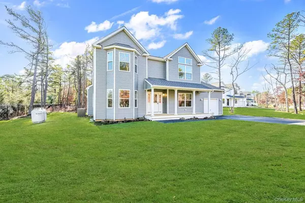 2 Mill LN, Medford, NY 11763