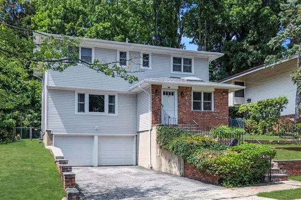 15 Edgewood PL, Great Neck, NY 11024