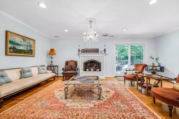 Great Neck, NY 11024,15 Edgewood PL