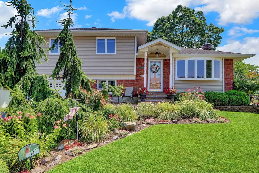 14 Cheryl LN, Farmingdale, NY 11735