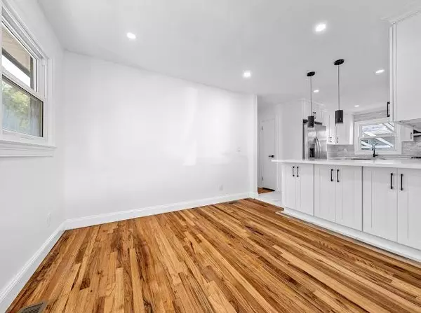 Westbury, NY 11590,9 Grayston ST
