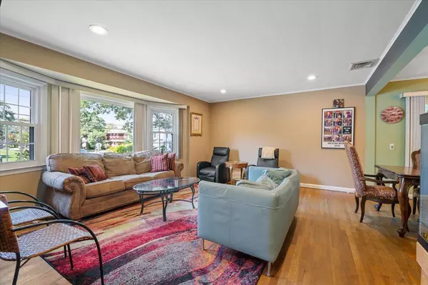Woodmere, NY 11598,675 Emerson ST