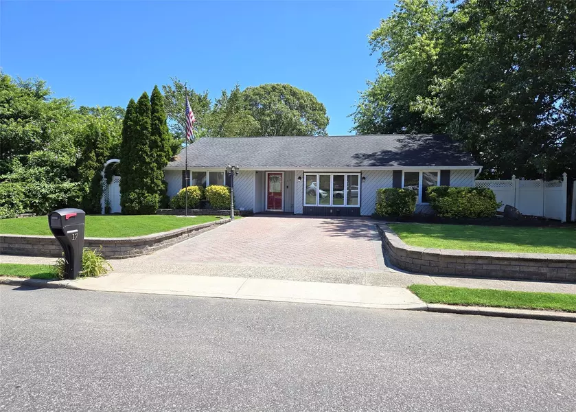 17 Fairlane DR, Selden, NY 11784